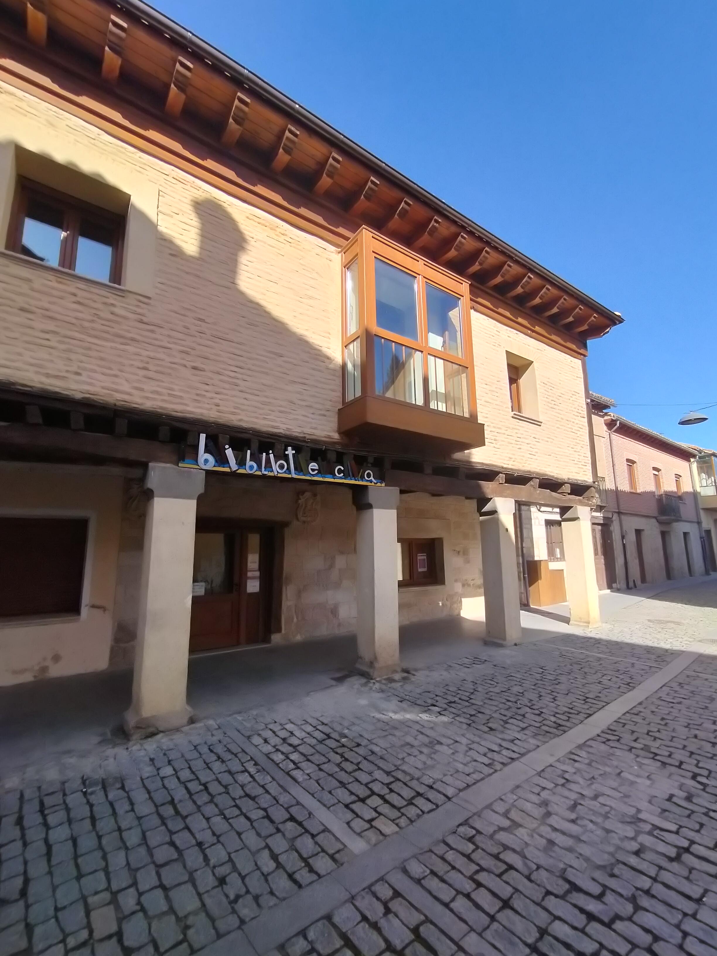 Calle de la antigua judería donde se encuentra ubicada la biblioteca nueva